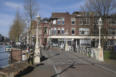 909606 Gezicht op de Weerdbrug over de Stadsbuitengracht te Utrecht, met op de achtergrond de hoek van de Bemuurde ...